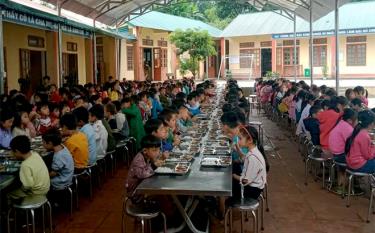 Một bữa ăn của học sinh Trường Phổ thông dân tộc bán trú tiểu học Lang Thíp