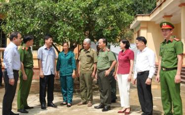 Đồng chí Phó Chủ tịch UBND tỉnh Ngô Hạnh Phúc, lãnh đạo Công an tỉnh Yên Bái trao đổi với các thành viên Ban chỉ đạo 138 xã Việt Cường tại ngày hội.