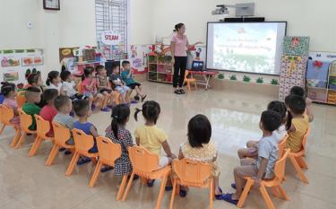 Một giờ học của cô và trò lớp 4 tuổi A, Trường Mầm non Nguyễn Phúc, thành phố Yên Bái.