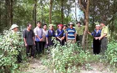 Cán bộ Hạt Kiểm lâm huyện Mù Cang Chải tuyên truyền tới bà con người Mông, xã Mồ Dề về tầm quan trọng của rừng.