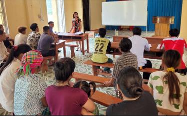 Người dân thôn Khe Tiến, xã Hồng Ca, huyện Trấn Yên được nghe giảng viên Trường Đại học Luật Hà Nội truyền đạt về Luật Bình đẳng giới.