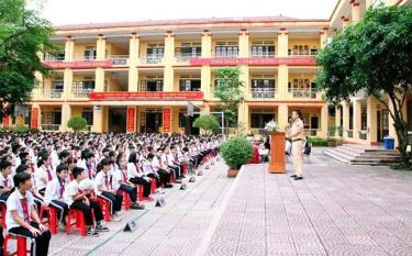 Tuyên truyền về an toàn giao thông tại Trường THCS Lê Hồng Phong, thành phố Yên Bái.