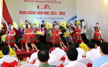 Tiết mục văn nghệ của học sinh Trường Phổ thông Dân tộc nội trú THPT tỉnh Yên Bái tại Lễ khai giảng năm học mới 2021 - 2022.