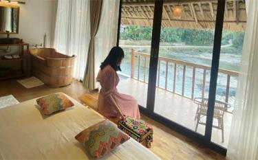Du khách đến trải nghiệm dịch vụ nghỉ dưỡng tại homestay Jack Ecolodge thôn Trang Pồng, xã Lâm Thượng, huyện Lục Yên.