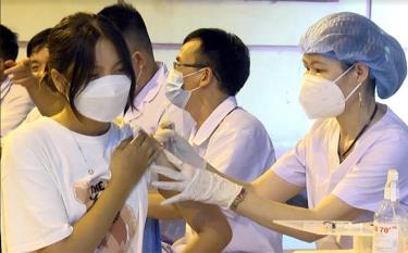 Học sinh Trường THPT Nguyễn Trãi, thị xã Nghĩa Lộ được tiêm chủng vắc-xin phòng Covid-19 mũi 3.