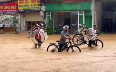 Sau một trận mưa lớn, đường Điện Biên (đoạn qua phường Yên Ninh) thành dòng suối.
