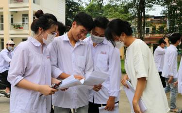 Thí sinh trao đổi bài sau buổi thi tại điểm thi Trường THPT Lý Thường Kiệt, thành phố Yên Bái.