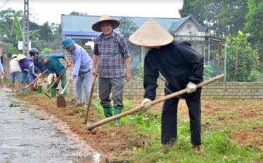 Nhân dân thôn Đào Kiều 1 vệ sinh đường làng tạo cảnh quan, môi trường sạch đẹp.