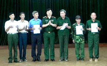 Đại tá Phạm Viết Khánh - Phó Bí thư Thường trực Đảng ủy Quân sự tỉnh, Chính ủy Bộ CHQS tỉnh trao giấy chứng nhận cho các thương binh.