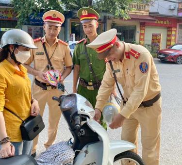 Cán bộ, chiến sĩ cảnh sát giao thông, Công an huyện Trấn Yên hướng dẫn người tham gia giao thông đảm bảo an toàn khi điều khiển phương tiện.