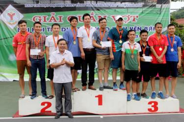 Ban tổ chức trao huy chương cho các VĐV có thành tích tại Giải quần vợt Đại hội TDTT tỉnh.