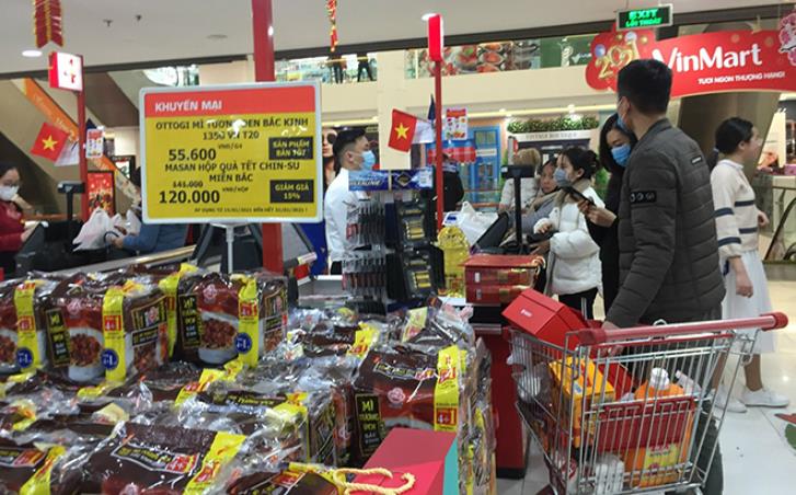 Các siêu thị trên địa bàn tỉnh Yên Bái đã đầy đủ các mặt hàng sẵn sàng phục vụ nhân dân dịp Tết Nguyên đán Nhâm Dần. (Ảnh: Thủy Thanh)