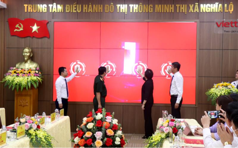 Minister of Home Affairs Pham Thi Thanh Tra, Major General Nguyen Thanh Nam - Deputy General Director of Military Industry and Telecommunications Group, Chairman of Provincial People's Committee Tran Huy Tuan and leaders of Nghia Lo town press the button to open the Smart City operation centre.