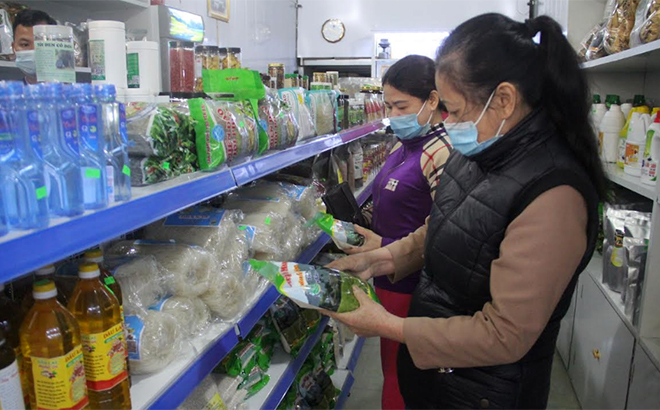 Người tiêu dùng mua sắm tại điểm bán hàng Việt Nam, số 58, đường Nguyễn Văn Cừ, thành phố Yên Bái.