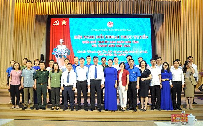 Đồng chí Trần Huy Tuấn - Phó Bí thư Tỉnh ủy, Chủ tịch UBND tỉnh cùng lãnh đạo các sở, ban, ngành chụp ảnh lưu niệm tại Hội nghị đối thoại trực tuyến với thanh niên năm 2022.
